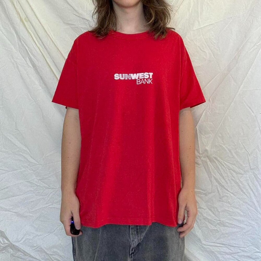 VINTAGE 90s SUNWEST BANK RED WHITE SINGLE STITCH GRAPHIC TEE